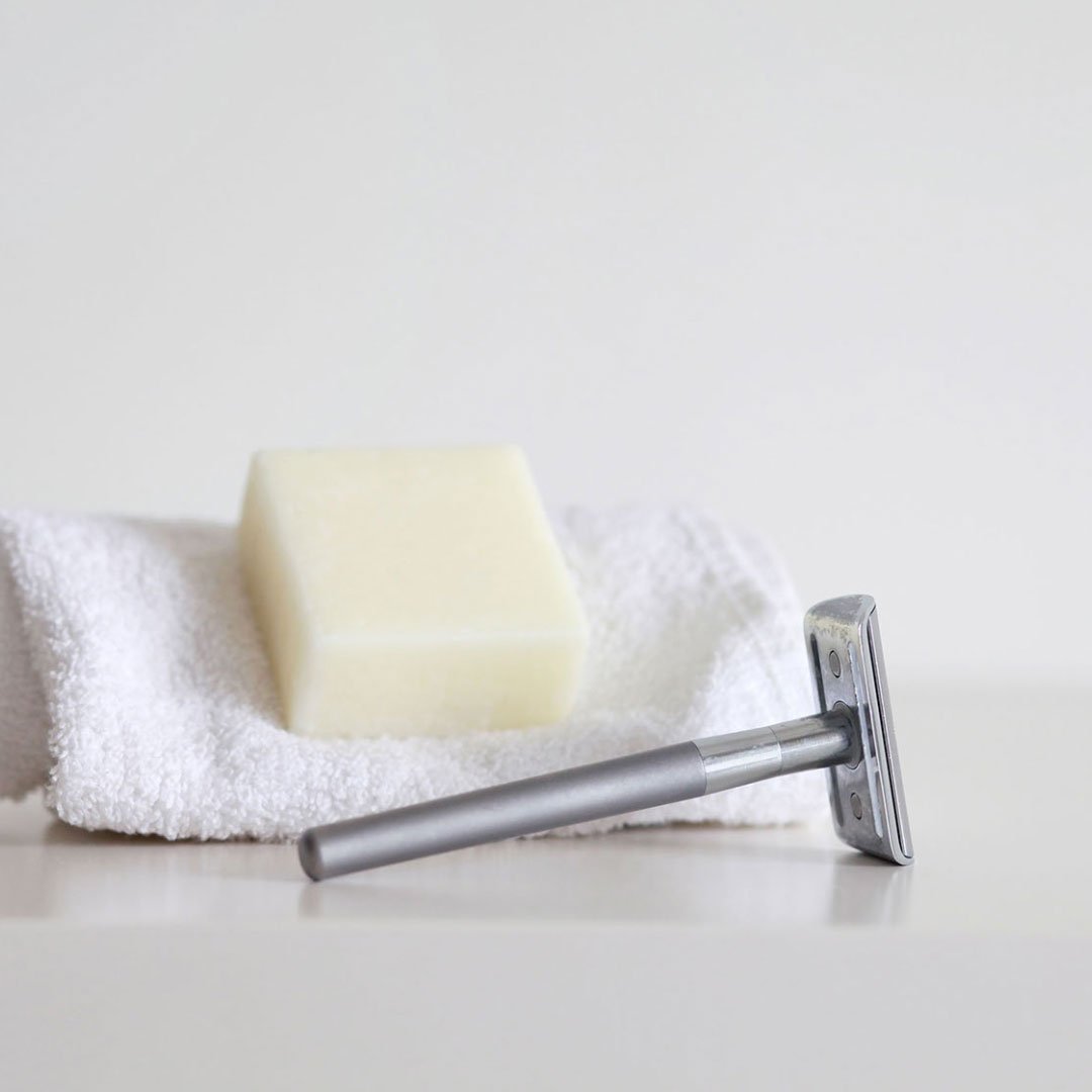 SHOWER + SHAVE BAR